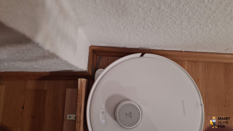 Der Roborock QRevo Curv saugt Linsen aus den Ecken.